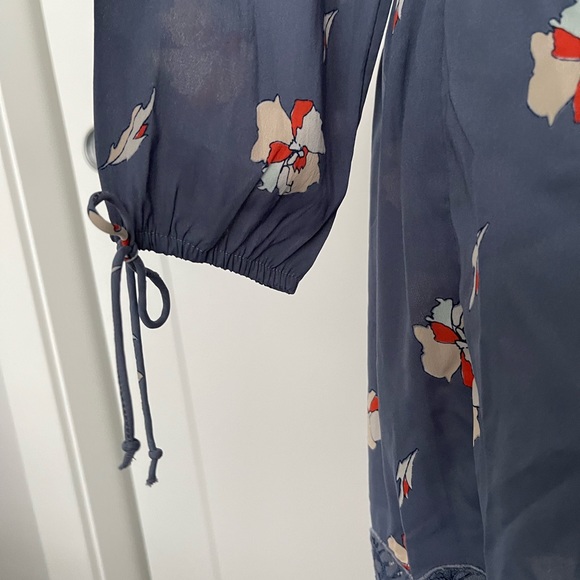 2𝒇𝒐𝒓$50 ABERCROMBIE & FITCH off the should floral blue dress sizeM - Picture 4 of 8